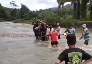 Ibu Hamil Dievakuasi Menyeberangi Sungai, Warga Dusun Peroa Harap Perhatian Serius Pemerintah